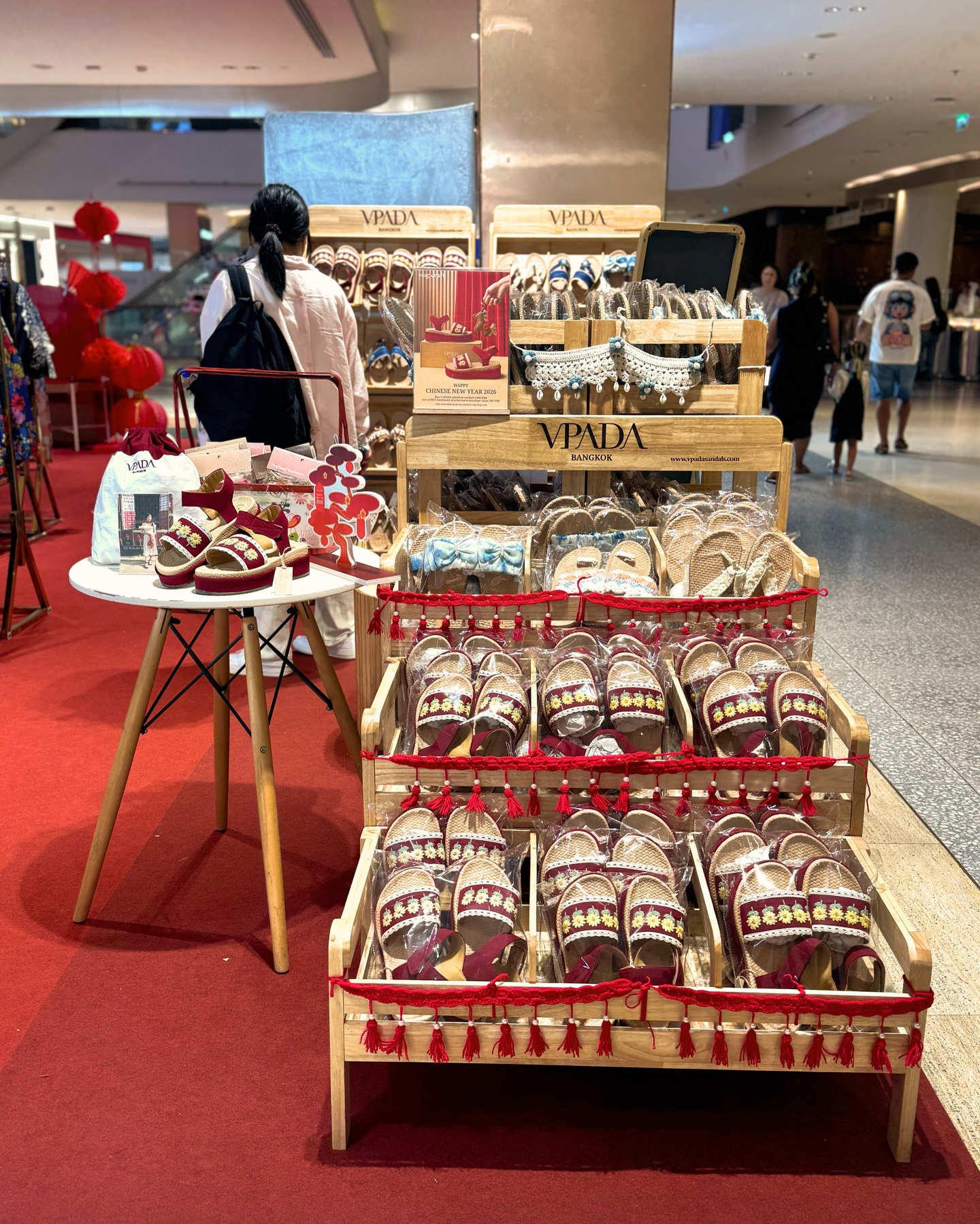 Hug-Craft-Pop-Up-Store-wiyh-vpada-and-sandals-world